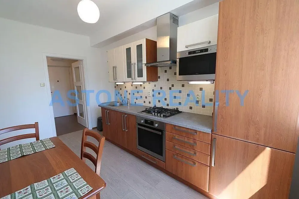 Cozinha; eletrodomésticos, chão de madeira, luz natural, estilo moderno