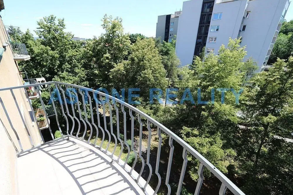 Sala de estar; chão de madeira, luz natural, estilo moderno