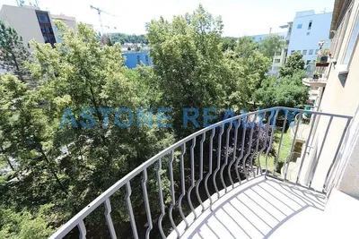 Sala de estar; chão de madeira, luz natural, estilo moderno