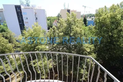 Cozinha; eletrodomésticos, chão de madeira, luz natural, estilo moderno