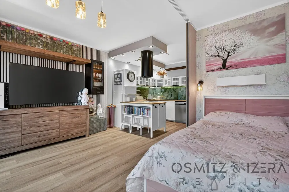 Cozinha; eletrodomésticos, chão de madeira, luz natural, estilo moderno