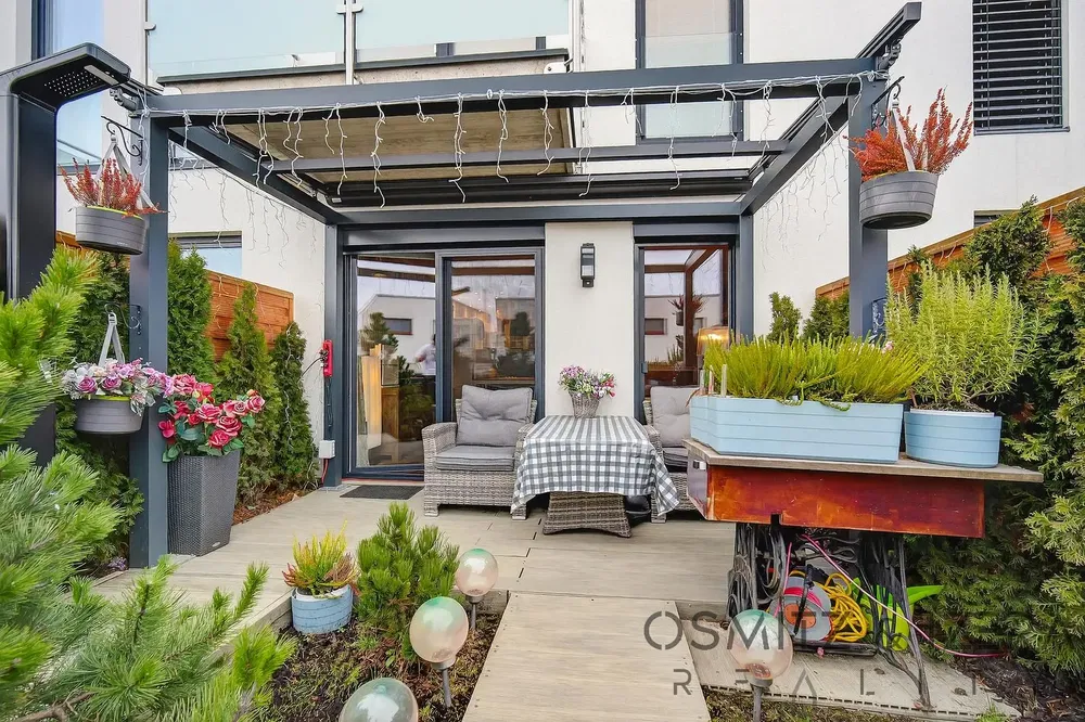 Cozinha; eletrodomésticos, chão de madeira, luz natural, estilo moderno