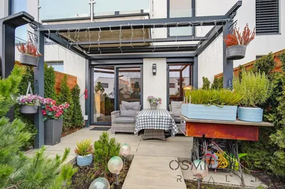 Cozinha; eletrodomésticos, chão de madeira, luz natural, estilo moderno