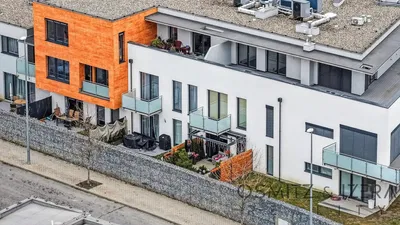 Sala de estar; chão de madeira, luz natural, estilo moderno