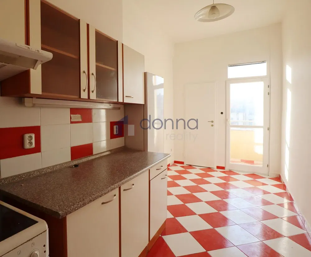 Хол; дървен под, естествена светлина, модерен стил