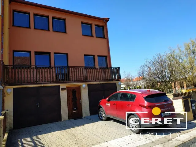 Хол; дървен под, естествена светлина, модерен стил, високи тавани