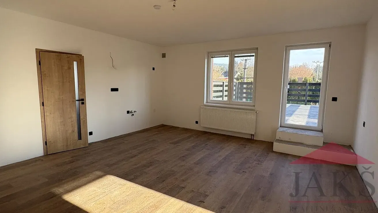 Cozinha; eletrodomésticos, chão de madeira, luz natural, estilo moderno