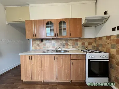 Cozinha; eletrodomésticos, chão de madeira, luz natural, estilo moderno