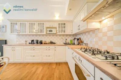 غرفة معيشة; أرضية خشبية, ضوء طبيعي, أسلوب عصري