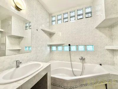 Cozinha; eletrodomésticos, chão de azulejo, luz natural, estilo moderno