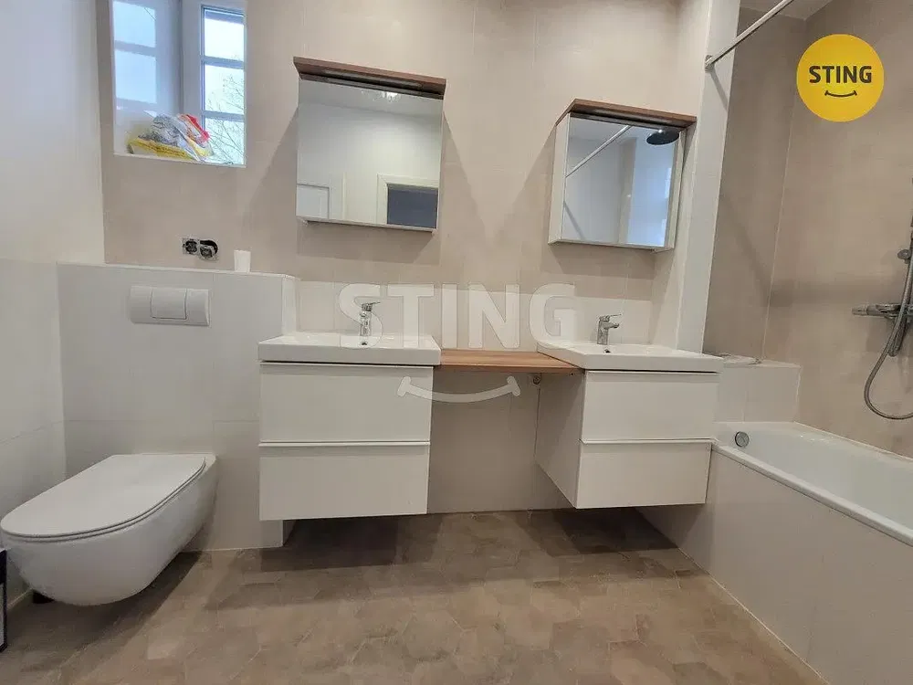 Кухня; кухненски уреди, дървен под, естествена светлина, модерен стил