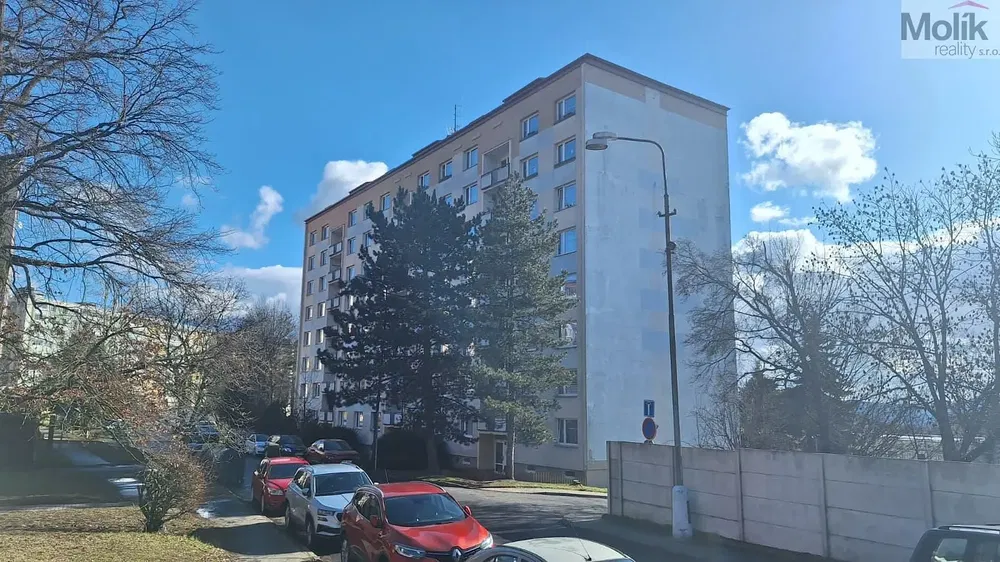 Кухня; кухненски уреди, дървен под, естествена светлина, модерен стил