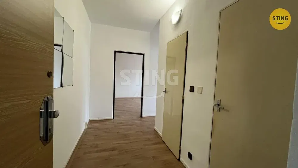 Дневна соба; дрвени под, природно светло, модерни стил