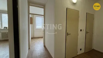 Кухиња; кухињски апарати, дрвени под, природно светло, модерни стил