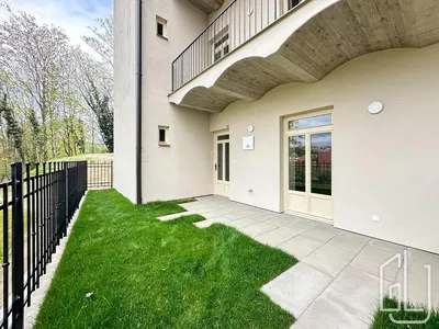 Кухня; кухненски уреди, дървен под, естествена светлина, модерен стил