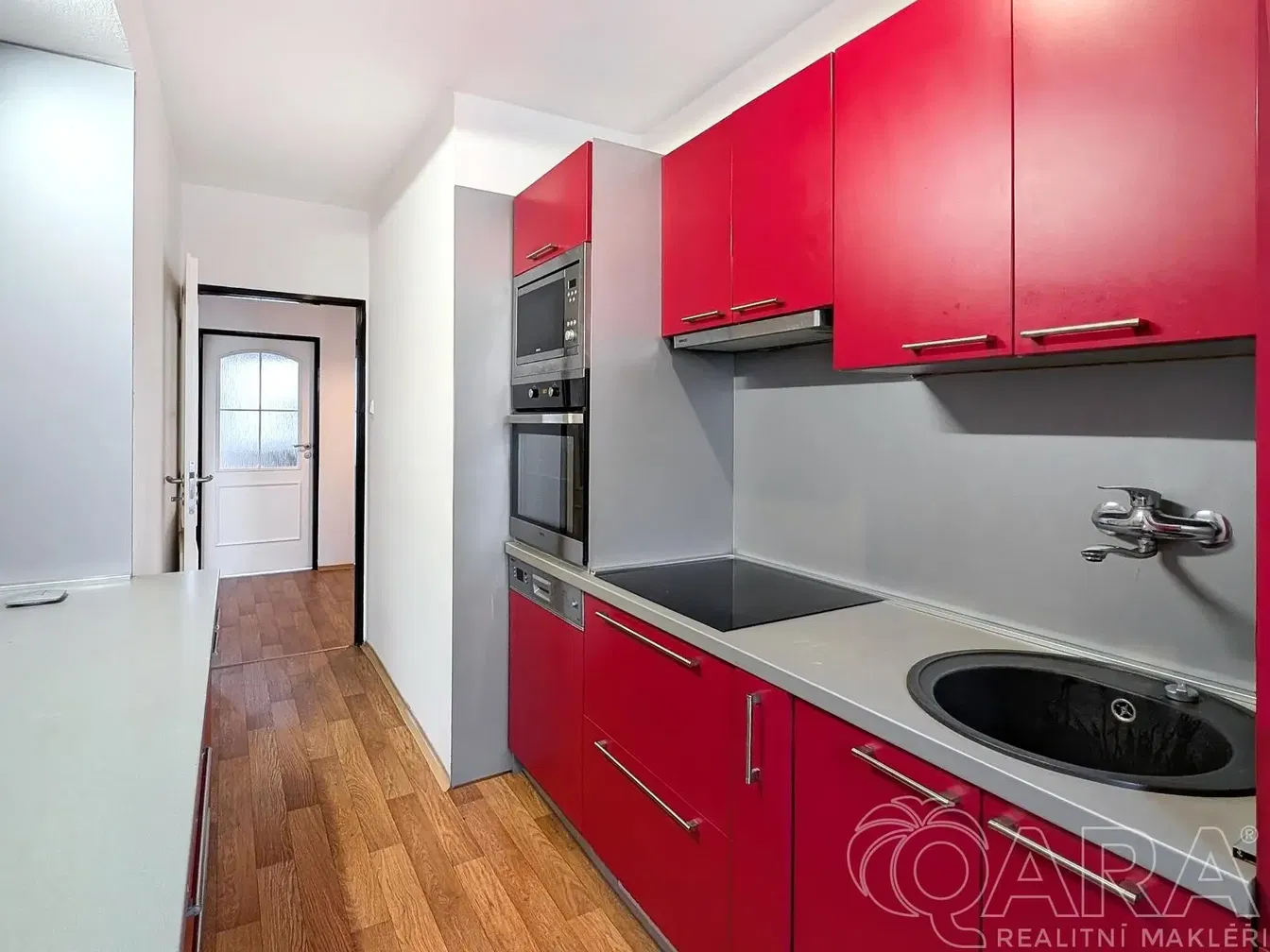 Хол; дървен под, естествена светлина, модерен стил