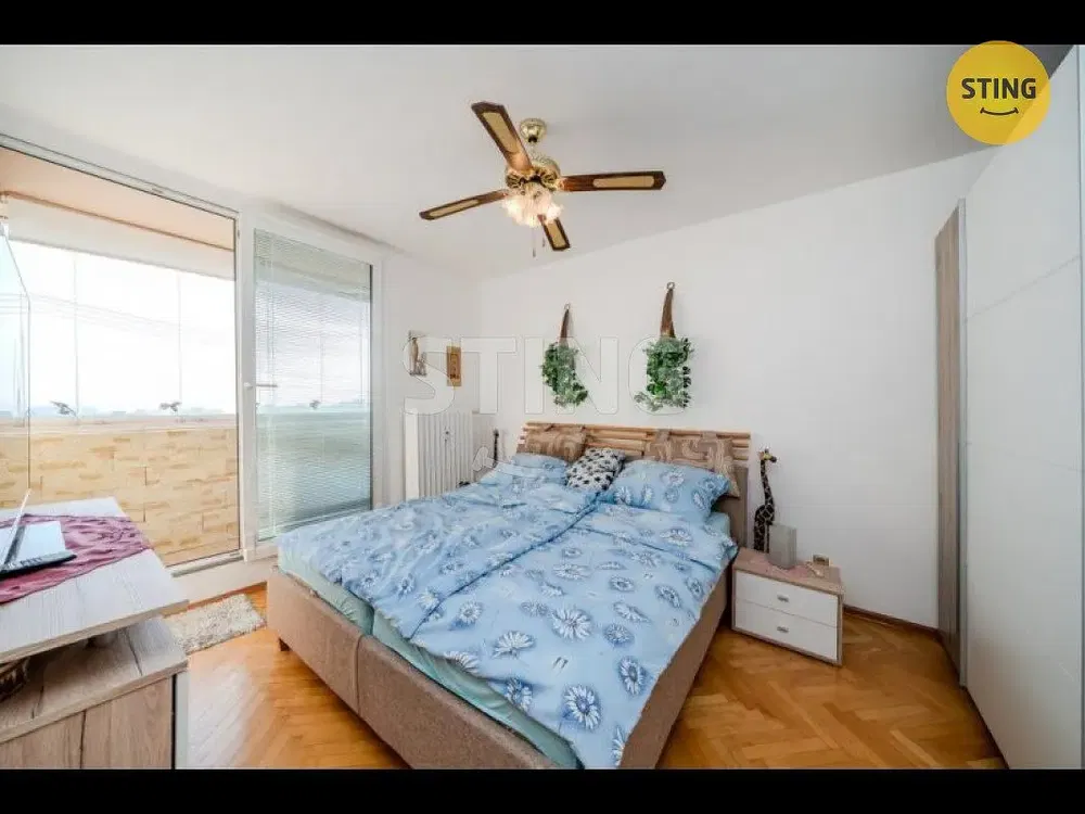 Woonkamer; houten vloer, natuurlijk licht, moderne stijl