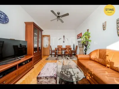 Keuken; keukenapparatuur, houten vloer, natuurlijk licht, moderne stijl