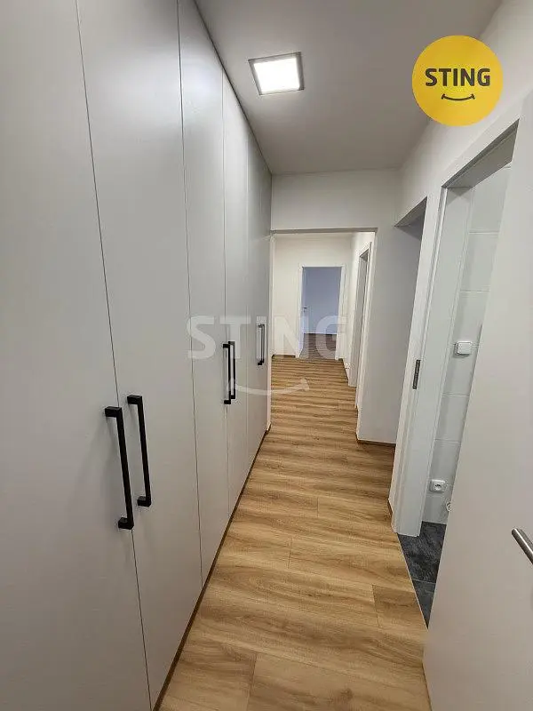 Obývačka; drevená podlaha, prirodzené svetlo, moderný štýl