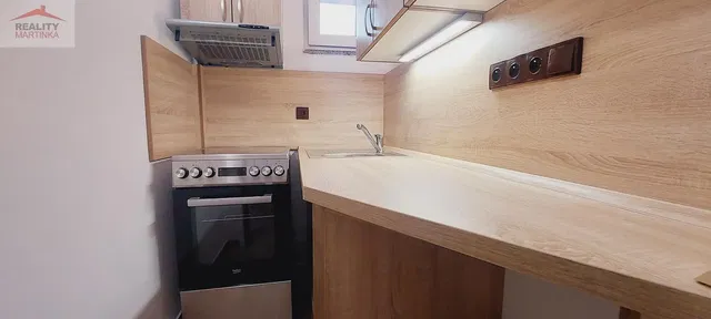 Kuhinja; kuhinjski aparati, drveni pod, prirodno svjetlo, moderni stil