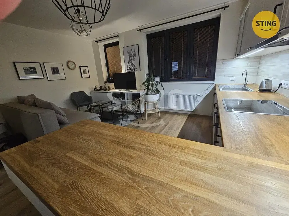 Cuisine; électroménager, parquet, lumière naturelle, style moderne