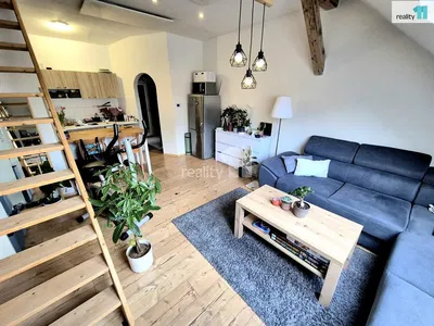 Cozinha; eletrodomésticos, chão de madeira, luz natural, estilo moderno