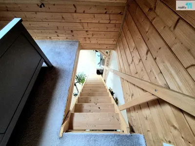 Cozinha; eletrodomésticos, chão de madeira, luz natural, estilo moderno