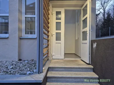 Кухня; кухненски уреди, дървен под, естествена светлина, модерен стил