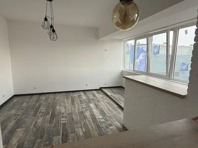 Cocina; electrodomésticos, suelo de madera, luz natural, estilo moderno