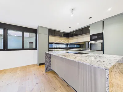 مطبخ; أجهزة المطبخ, أرضية خشبية, ضوء طبيعي, أسلوب عصري