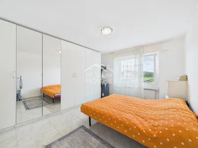 Cuisine; électroménager, parquet, lumière naturelle, style moderne