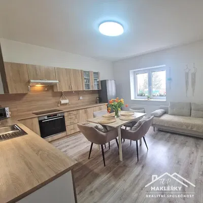 Cozinha; eletrodomésticos, chão de madeira, luz natural, estilo moderno