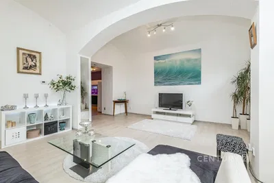 Kuchyně; kuchyňské spotřebiče, dlažba, přirozené světlo, moderní styl