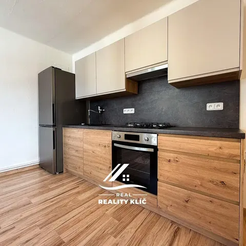 Кухня; кухненски уреди, дървен под, естествена светлина, модерен стил