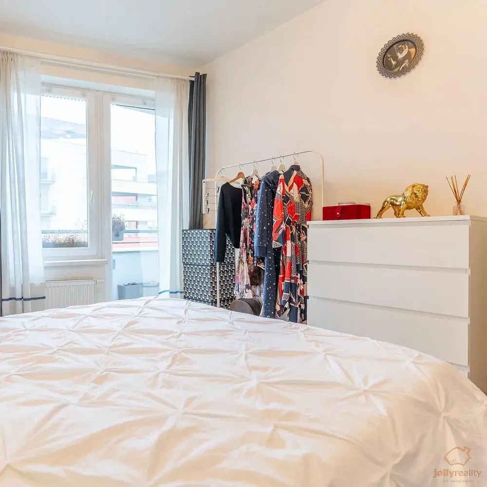 Cuisine; électroménager, parquet, lumière naturelle, style moderne