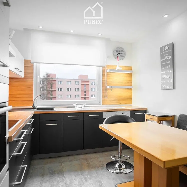 Keuken; keukenapparatuur, houten vloer, natuurlijk licht, moderne stijl