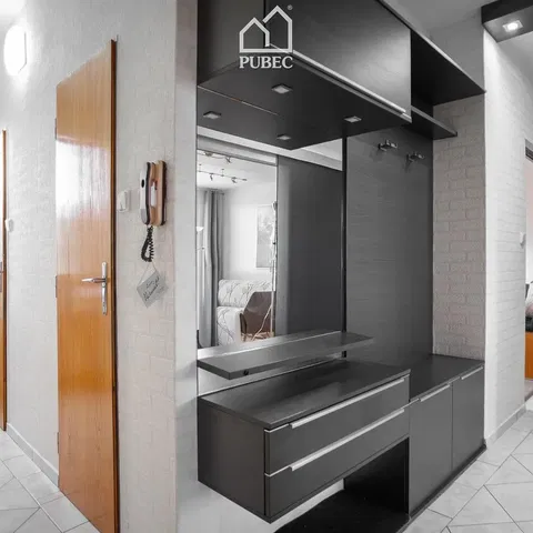 Cucina; elettrodomestici, pavimento in legno, luce naturale, stile moderno