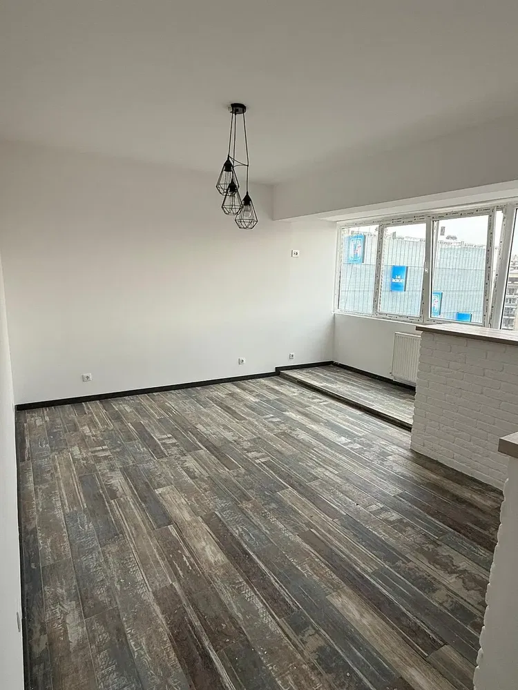 Cocina; electrodomésticos, suelo de madera, luz natural, estilo moderno