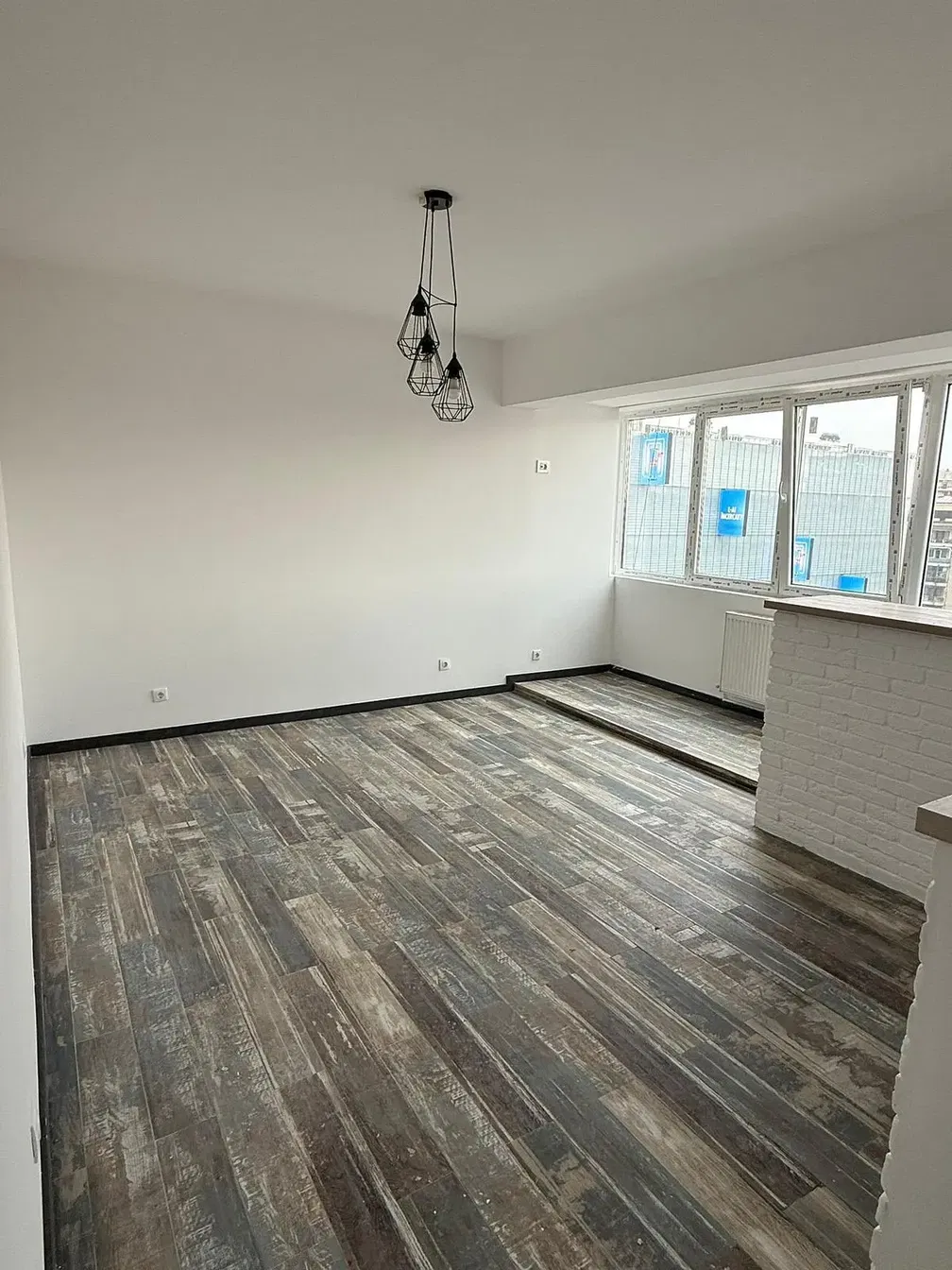 Cocina; electrodomésticos, suelo de madera, luz natural, estilo moderno