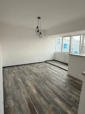 Cocina; electrodomésticos, suelo de madera, luz natural, estilo moderno