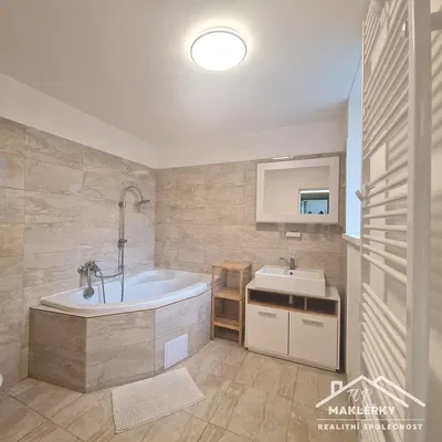 Cozinha; eletrodomésticos, chão de azulejo, luz natural, estilo moderno