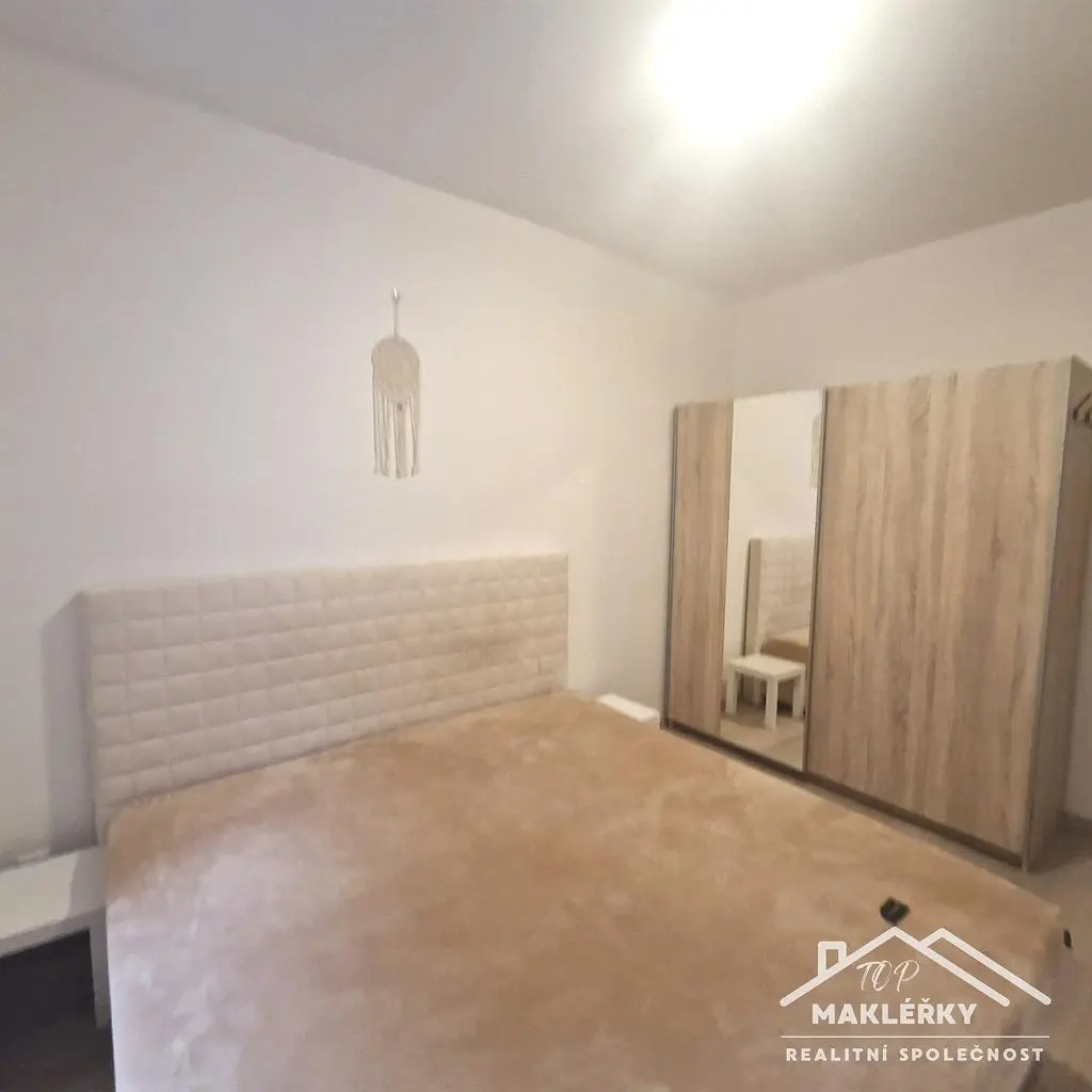 Cozinha; eletrodomésticos, chão de madeira, luz natural, estilo moderno