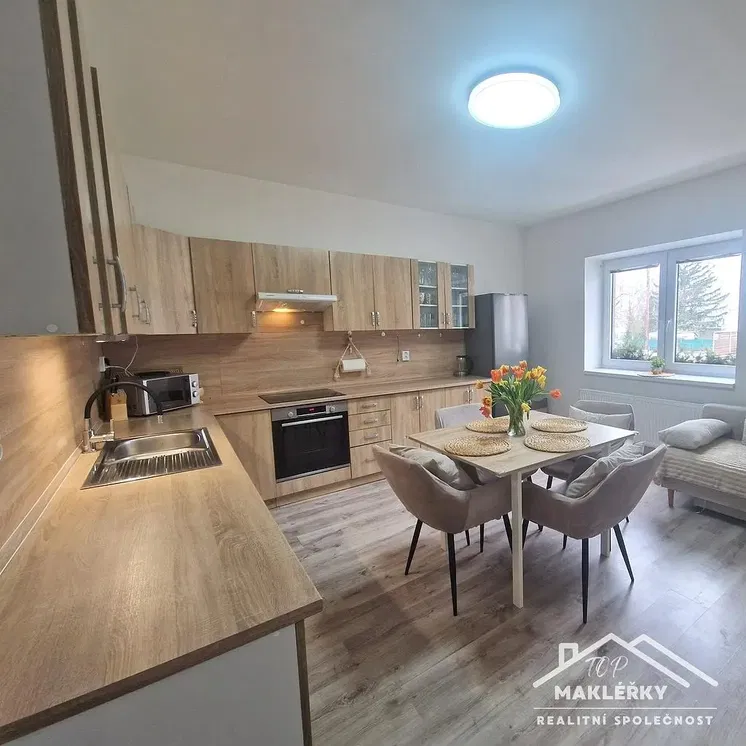 Cozinha; eletrodomésticos, chão de madeira, luz natural, estilo moderno