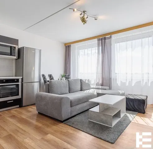 Кухня; кухненски уреди, дървен под, естествена светлина, модерен стил