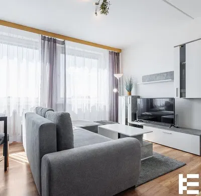 Кухня; кухненски уреди, дървен под, естествена светлина, модерен стил