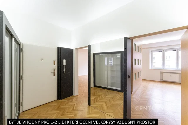 Cocina; electrodomésticos, suelo de madera, luz natural, estilo moderno