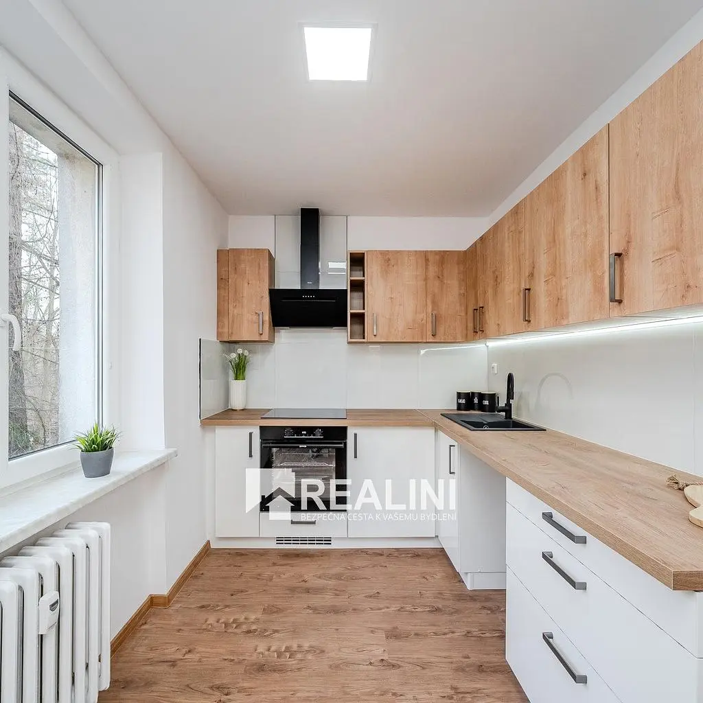 Cuisine; électroménager, parquet, lumière naturelle, style moderne