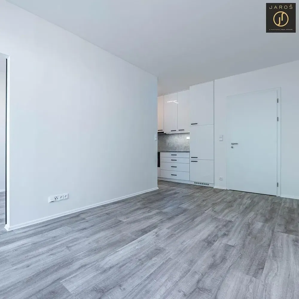 Кухня; кухненски уреди, дървен под, естествена светлина, модерен стил