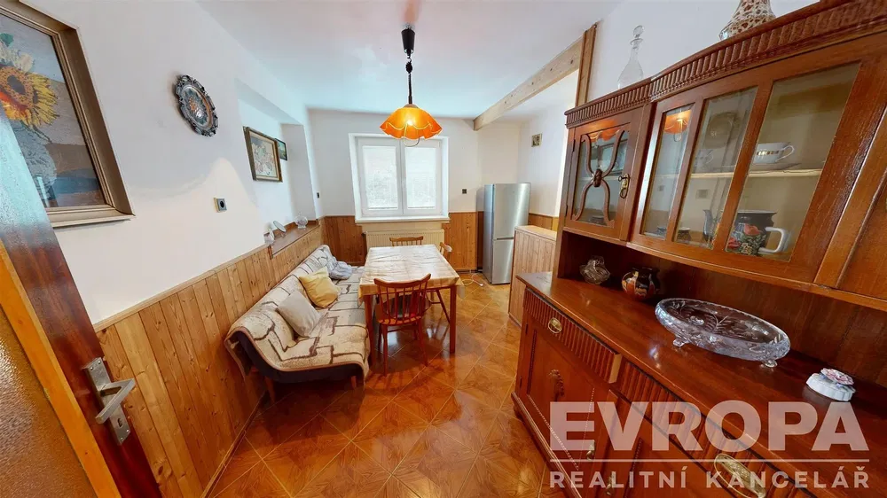 Cozinha; eletrodomésticos, chão de madeira, luz natural, estilo moderno