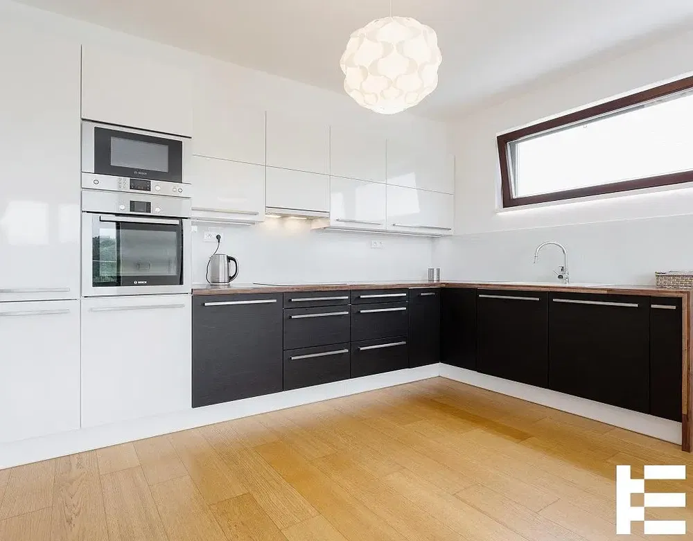 Cozinha; eletrodomésticos, chão de madeira, luz natural, estilo moderno